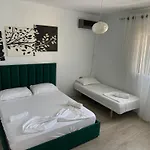 Henri's Guest house 3*