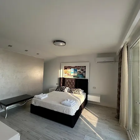 Henri's Дуррес