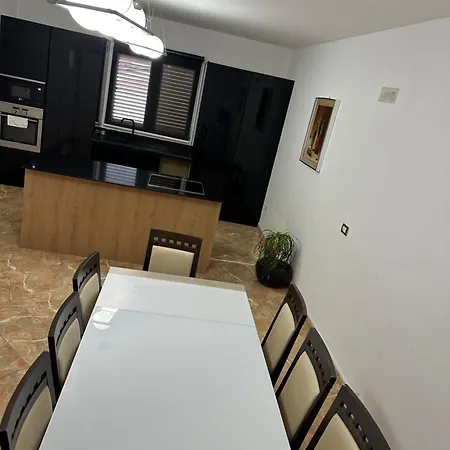 Henri's 3*